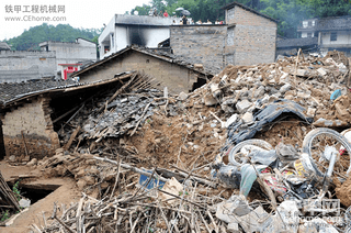 广西强降雨频发泥石流 容县一家11口被埋 看看挖掘机在做什么