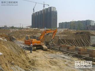 工作中的老日立