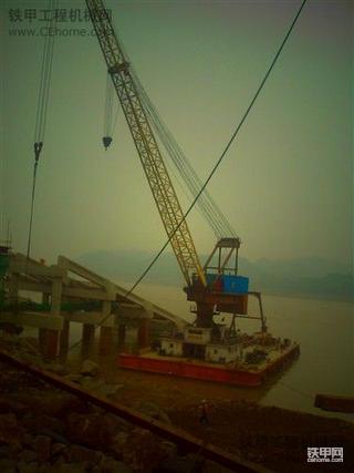 今天去一个工地上看到的靓机-----船吊