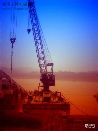 今天去一个工地上看到的靓机-----船吊