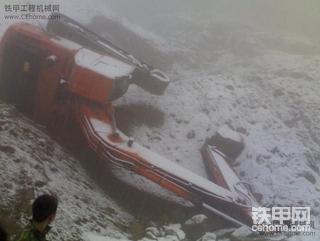 发生在中国的挖掘机事故图片，太惨了！！！