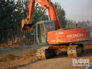 平土的日立200，这个活太轻松了。