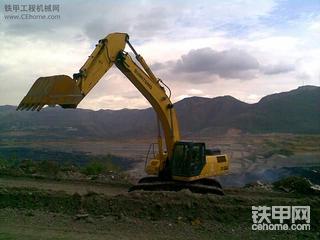 住友350在路边等车的时候同事正往工地走叫他等了会拍两张