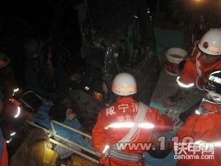 挖掘机被压巨石下 司机命在旦夕