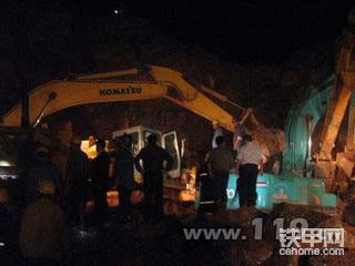 挖掘机被压巨石下 司机命在旦夕