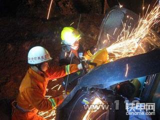 挖掘机被压巨石下 司机命在旦夕