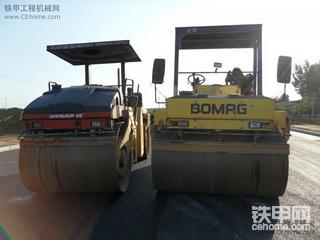 压油的两台双钢轮振动压路机