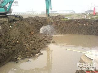 今天第一次挖漏了这么出的饮用水管呵呵