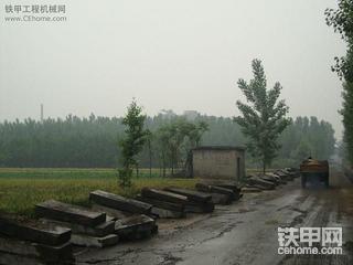 我的小松200-7在矸石山上！！