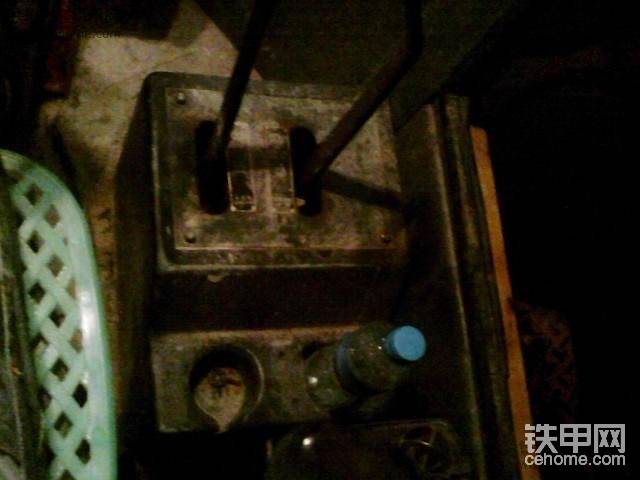操纵杆旁边的杯座很好 很温馨