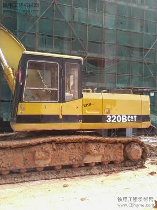 今天工地上拍到的  320B???呵呵 有意思...