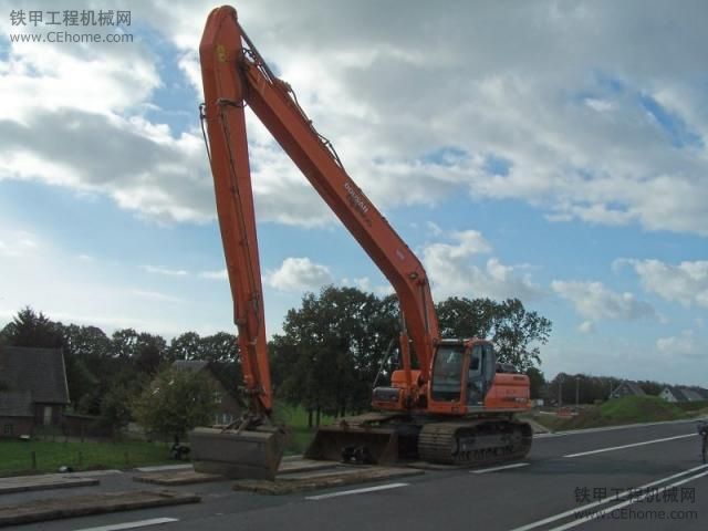 斗山（Doosan ）DX 300 LC加長臂挖掘機(jī)