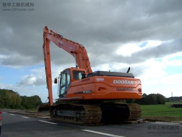 斗山（Doosan ）DX 300 LC加長臂挖掘機(jī)