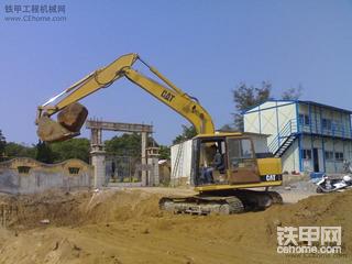 卡特E150B无聊“玩”石头