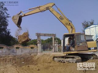 卡特E150B无聊“玩”石头