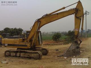 卡特E150B上修理厂