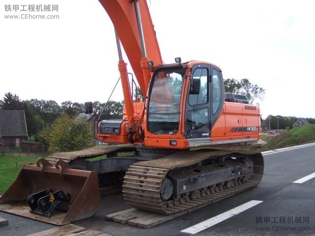 斗山（Doosan） DX 300 LC加長臂挖掘機(jī)