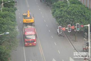 刚刚看见的三一，可惜拖车走错路了