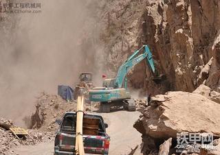 西藏挖机施工图片