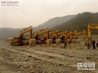 我们川投公司的部分河石坝挖机