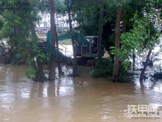 洪水来了,勾机没命了