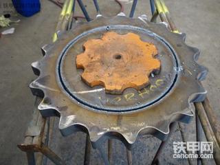 老外更换小挖的驱动齿