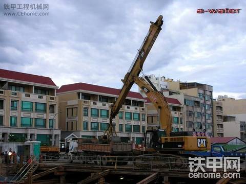 CAT-345c 伸縮臂裝車出土