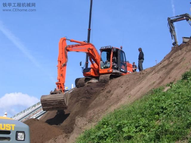 漂亮的斗山（ Doosan） DX 140 LC 挖掘機(jī)