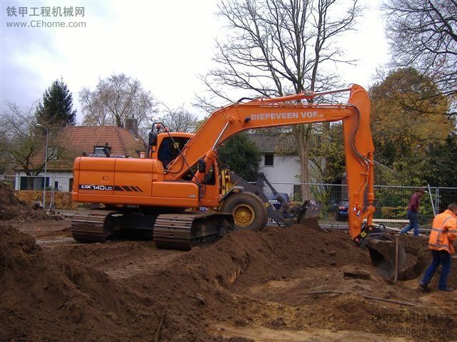 漂亮的斗山（ Doosan） DX 140 LC 挖掘機(jī)