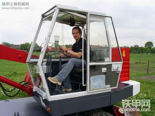 三点式底盘的Poclain TY 45挖掘机