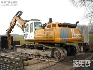 比较奇怪的现代(Hyundai)4500 三节臂挖掘机