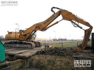 比较奇怪的现代(Hyundai)4500 三节臂挖掘机