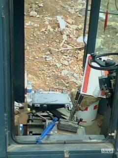 铲车上连椅子都没有？