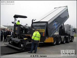 现场演示的沃尔沃(Volvo )ABG 2820摊铺机