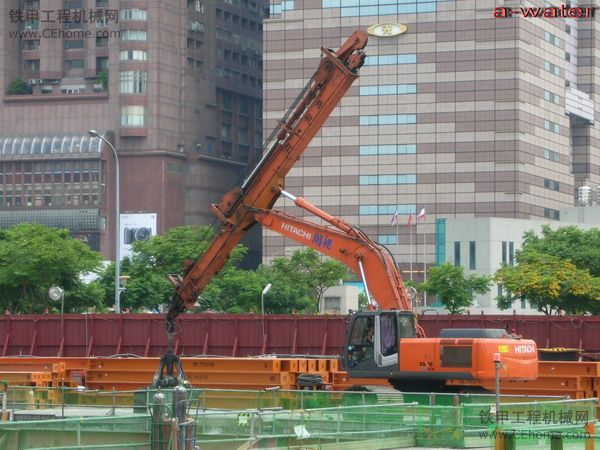 日立伸縮臂挖機(jī)出地下室土方