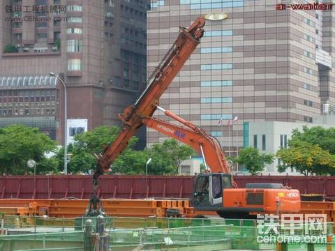 日立伸縮臂挖機(jī)出地下室土方