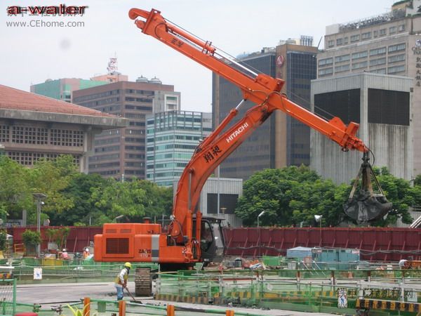 日立伸縮臂挖機(jī)出地下室土方