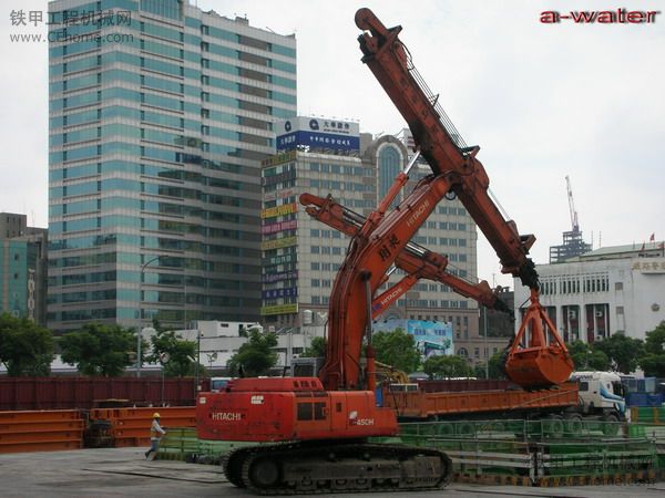 日立伸縮臂挖機(jī)出地下室土方