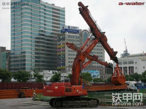 日立伸縮臂挖機(jī)出地下室土方