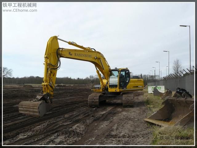 斗山 （Daewoo Doosan） DX 300 LC挖掘機(jī)