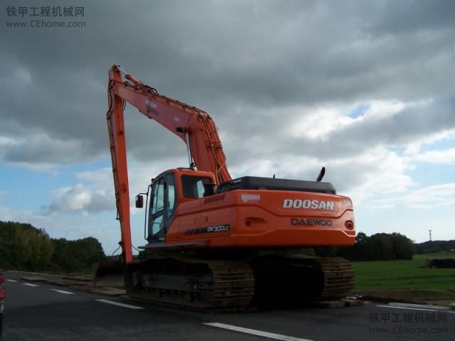 斗山 （Daewoo Doosan） DX 300 LC挖掘機(jī)