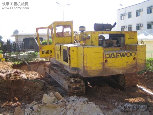 很早的大宇（Daewoo） DH09老式挖掘機(jī)