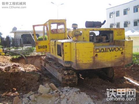 很早的大宇（Daewoo） DH09老式挖掘機