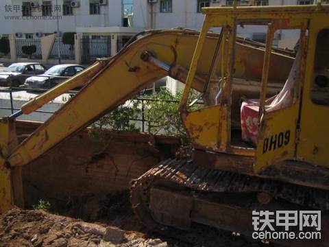 很早的大宇（Daewoo） DH09老式挖掘機