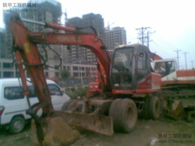 出售08年10月山東恒特四驅(qū)膠輪帶錘挖掘機(jī)