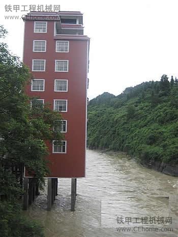 七層大樓建在河道被稱最牛違建