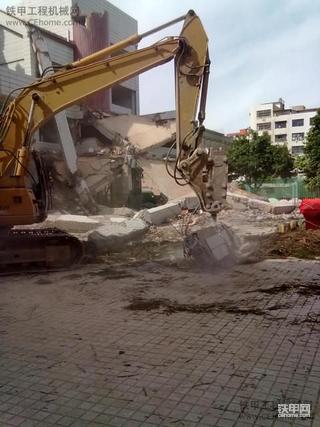 由于挖掘机难以经营该行换破碎锤了嗮下我的机子