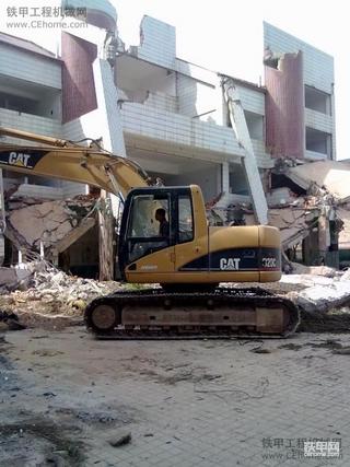由于挖掘机难以经营该行换破碎锤了嗮下我的机子