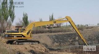 好多 加长臂的挖机啊