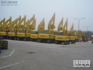 第一次见这么多小松挖机！